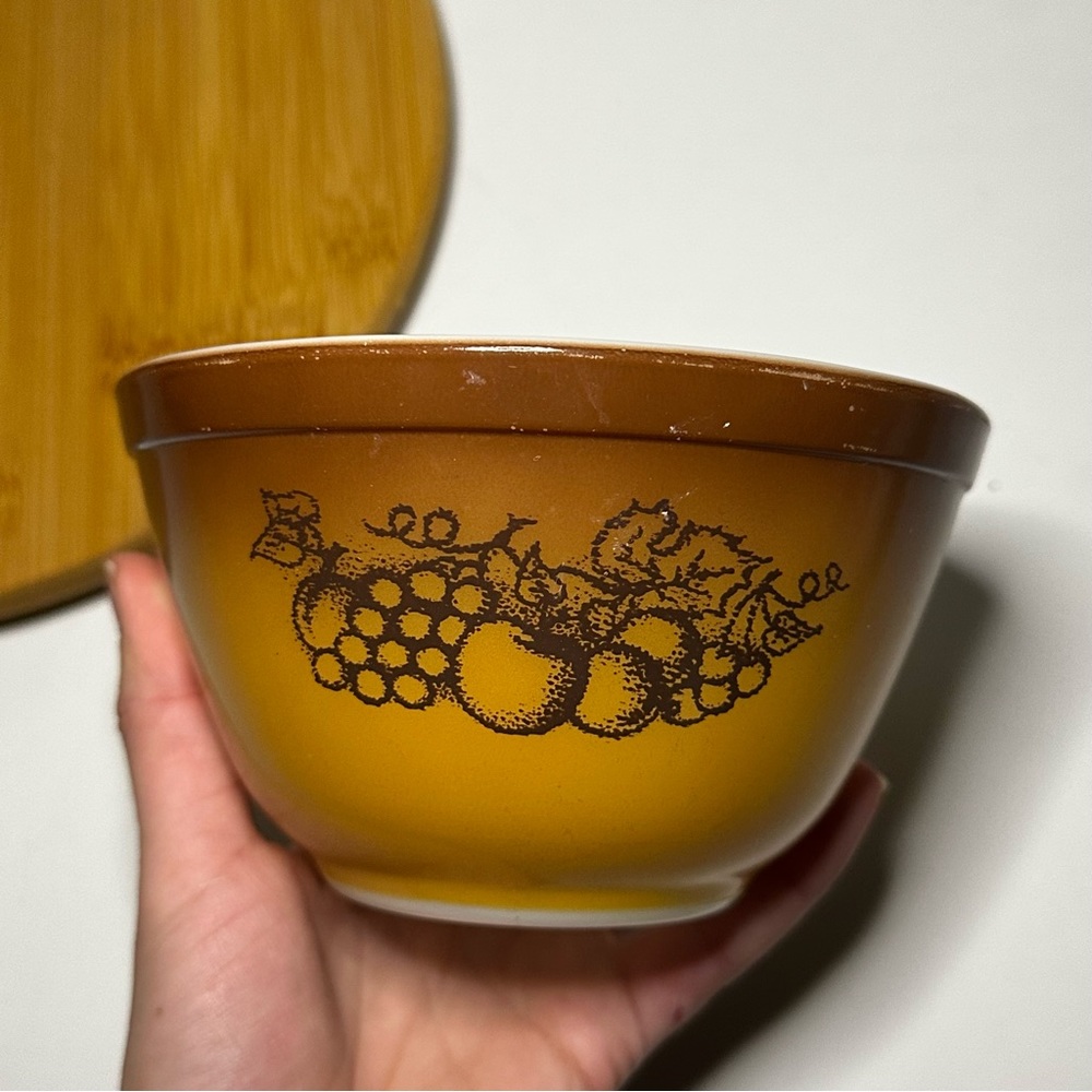 Vintage Pyrex Old Orchard Brown 401 Mixing Nesting Bowl, fruit pattern, 1.5 pint - Picture 8 of 10